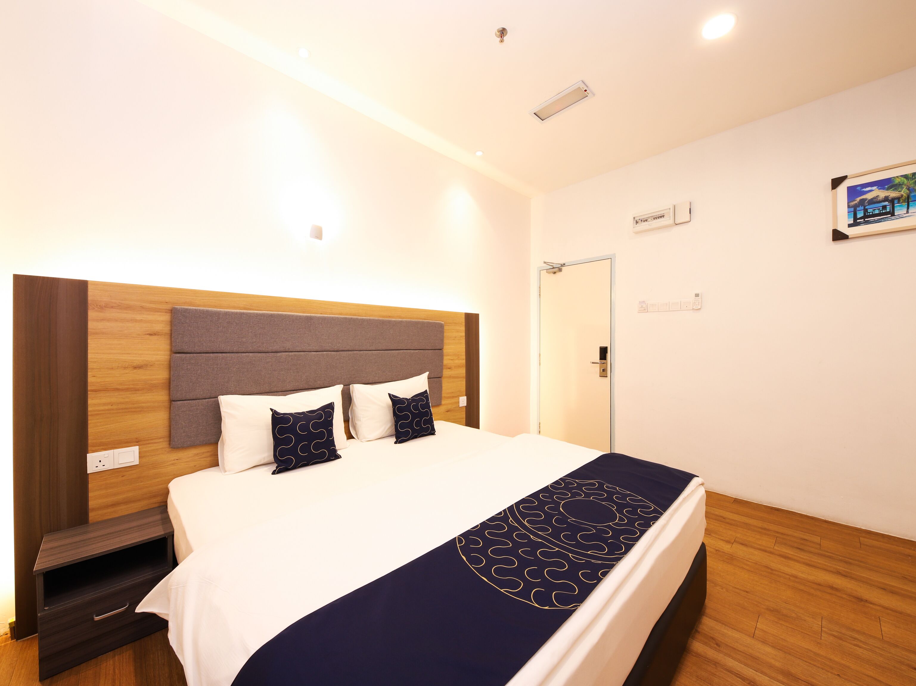executive suite | desk, soundproofing, free wifi, bed sheets