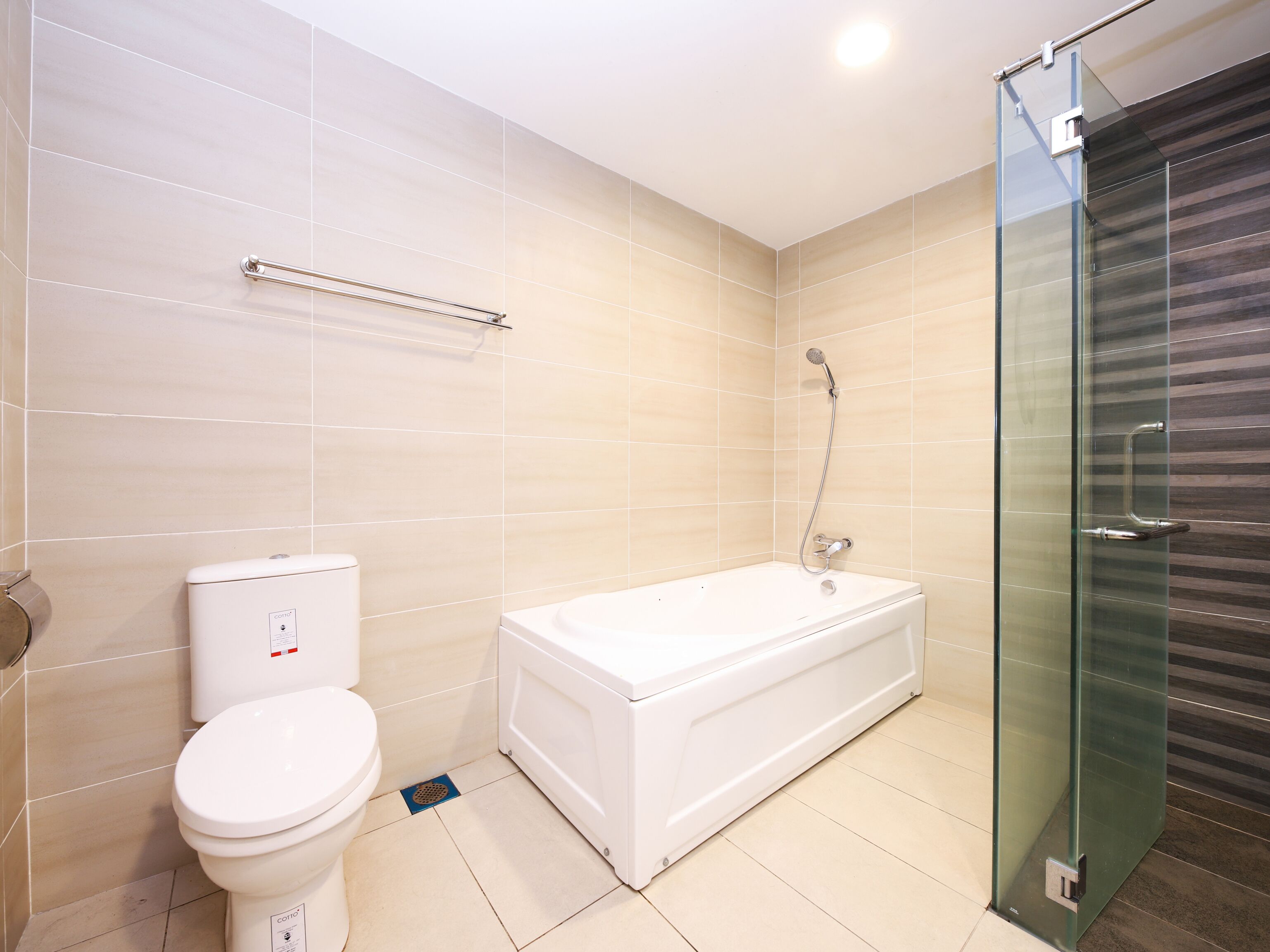 executive suite | bathroom | shower, free toiletries, bidet, towels