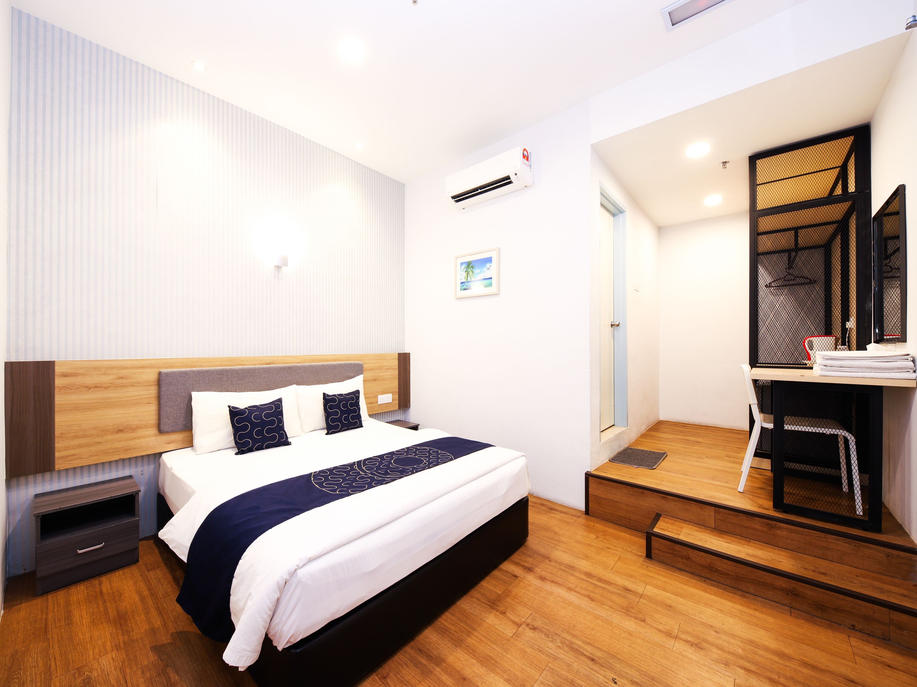 standard double room | desk, soundproofing, free wifi, bed sheets