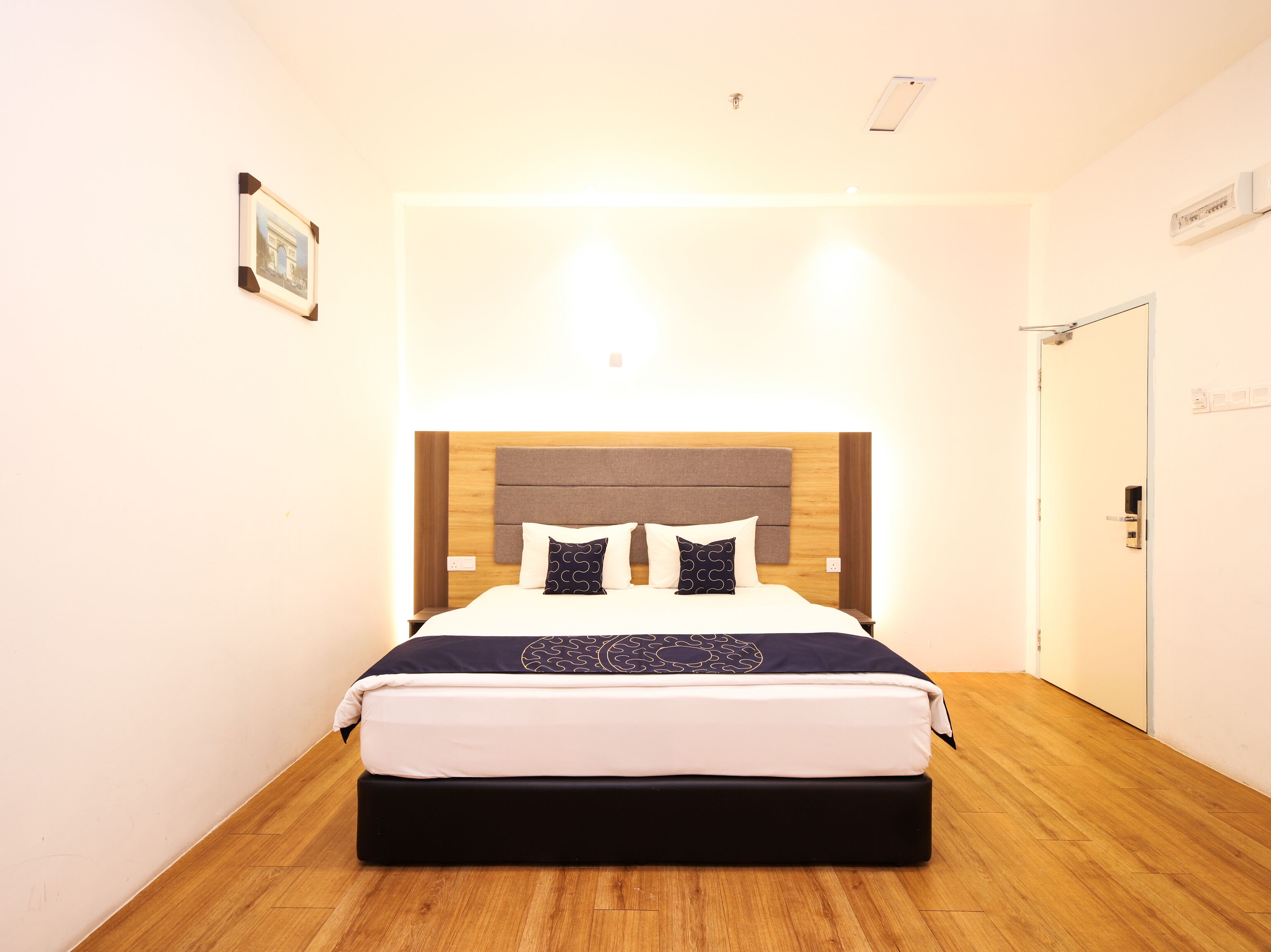 executive suite | desk, soundproofing, free wifi, bed sheets