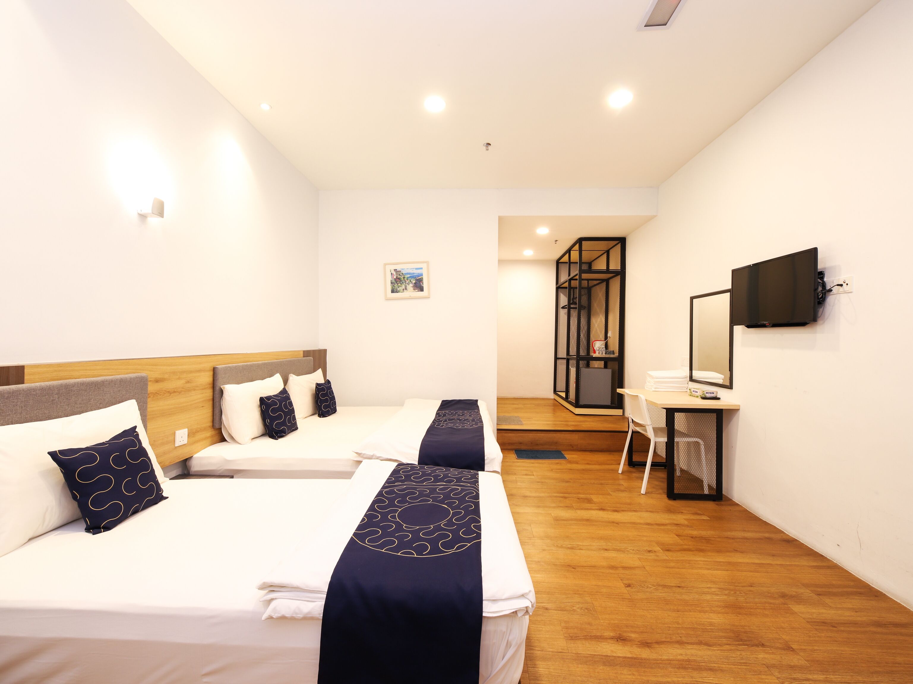 deluxe triple room | desk, soundproofing, free wifi, bed sheets