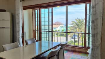 Family Room (27 PY) | Living area | Flat-screen TV