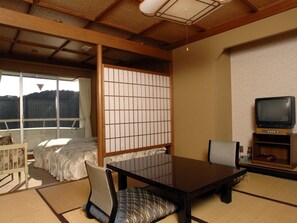 In-room safe, bed sheets - Shimoda Kaihin Hotel (Shimoda)