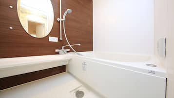 Combined shower/bathtub, free toiletries, hair dryer, slippers