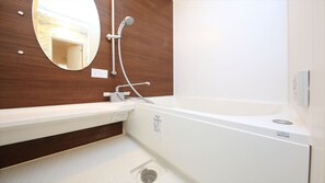 Een bad/douchecombinatie, gratis toiletartikelen, een haardroger