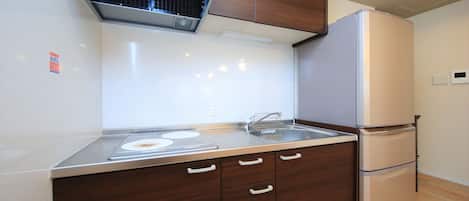 Apartment (1st Floor) | Dapur kecil peribadi | Peti sejuk, ketuhar gelombang mikro, dapur, cerek elektrik