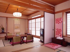 In-room safe, desk, blackout curtains, bed sheets - Ohito Hotel (Izunokuni)