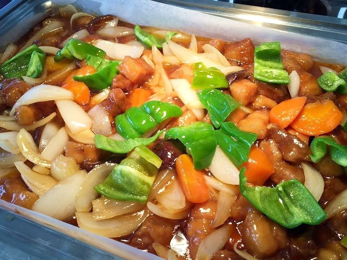Ein Gericht mit Gemüse und Fleisch in Soße.