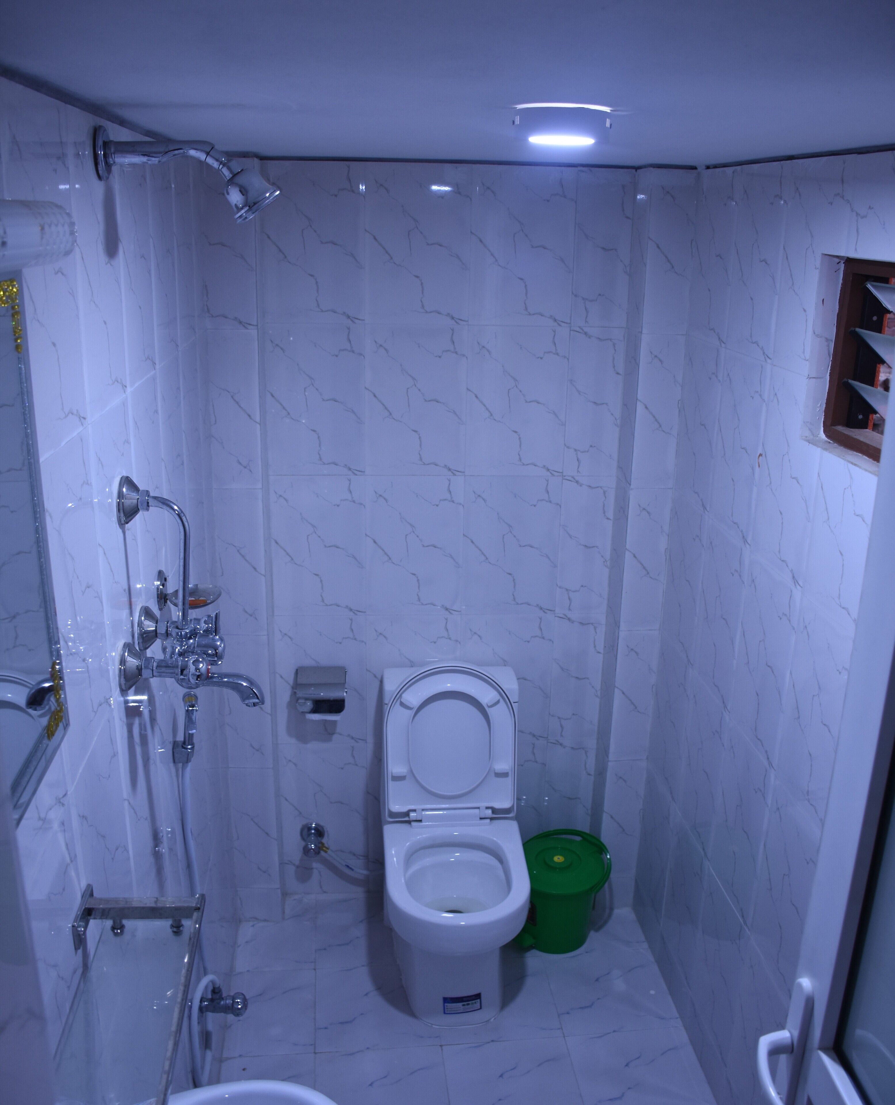 Dusche, kostenlose Toilettenartikel, Handtücher