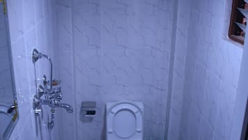 Dusche, kostenlose Toilettenartikel, Handtücher