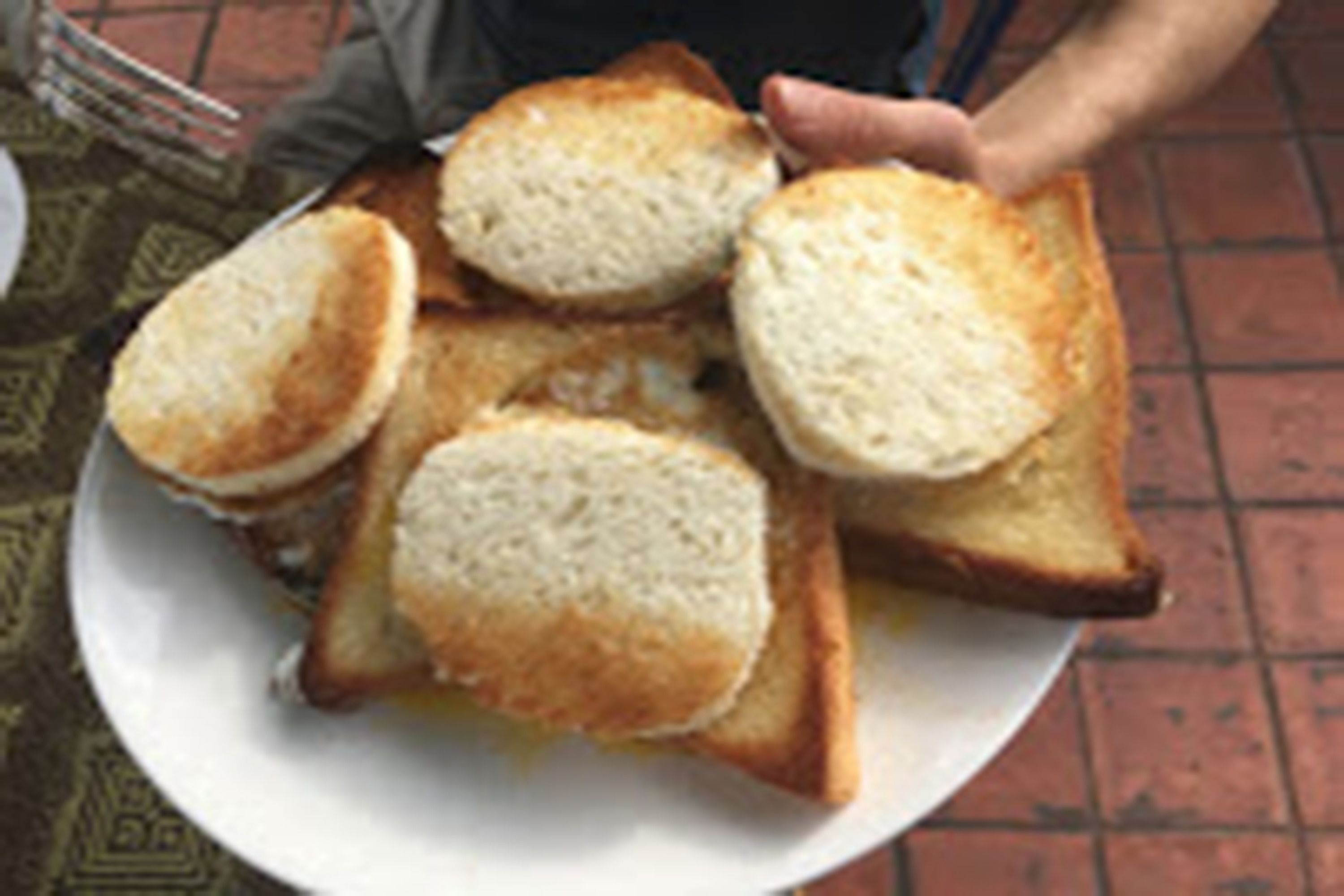 Een bord met verschillende sneetjes toast.