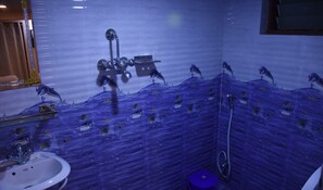 Douche, articles de toilette (gratuits), serviettes fournies