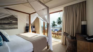 Deluxe Double Room, 1 King Bed, Private Bathroom, Ocean View | Minibar, in-room safe, individually furnished, desk