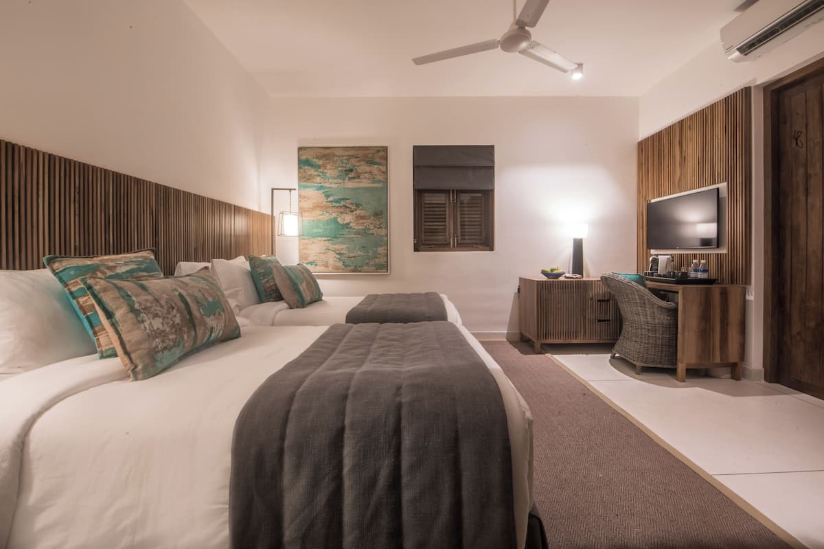 Minibar, caja de seguridad en la habitación y muebles diferentes