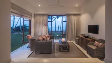 Suite, Meerblick | Minibar, Zimmersafe, individuell eingerichtet, Schreibtisch