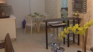 Deluxe Room, 2 Bedrooms | In-room dining - Azure Residences by Van Florendo (Parañaque)