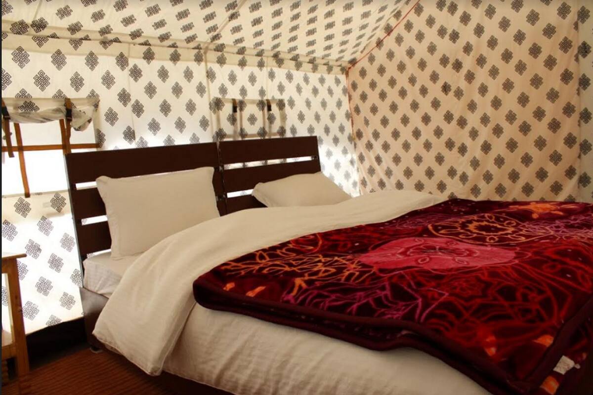 Deluxe Duplex, 1 Double Bed, Smoking | Rollaway beds, bed sheets