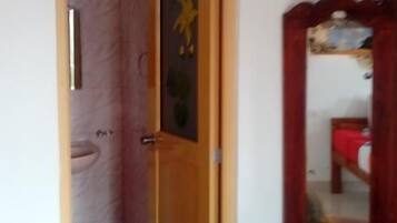Habitación básica doble | 1 habitación, camas extra gratis y wifi gratis