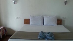 1 bedroom, rollaway beds (free), WiFi (free) - The Lover Stay (Ella)