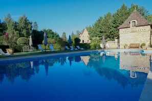 Piscina externa sazonal, espreguiçadeiras
