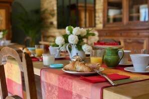 Café da manhã com buffet grátis todos os dias