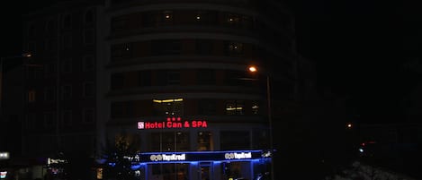 Bagian depan properti - sore/malam