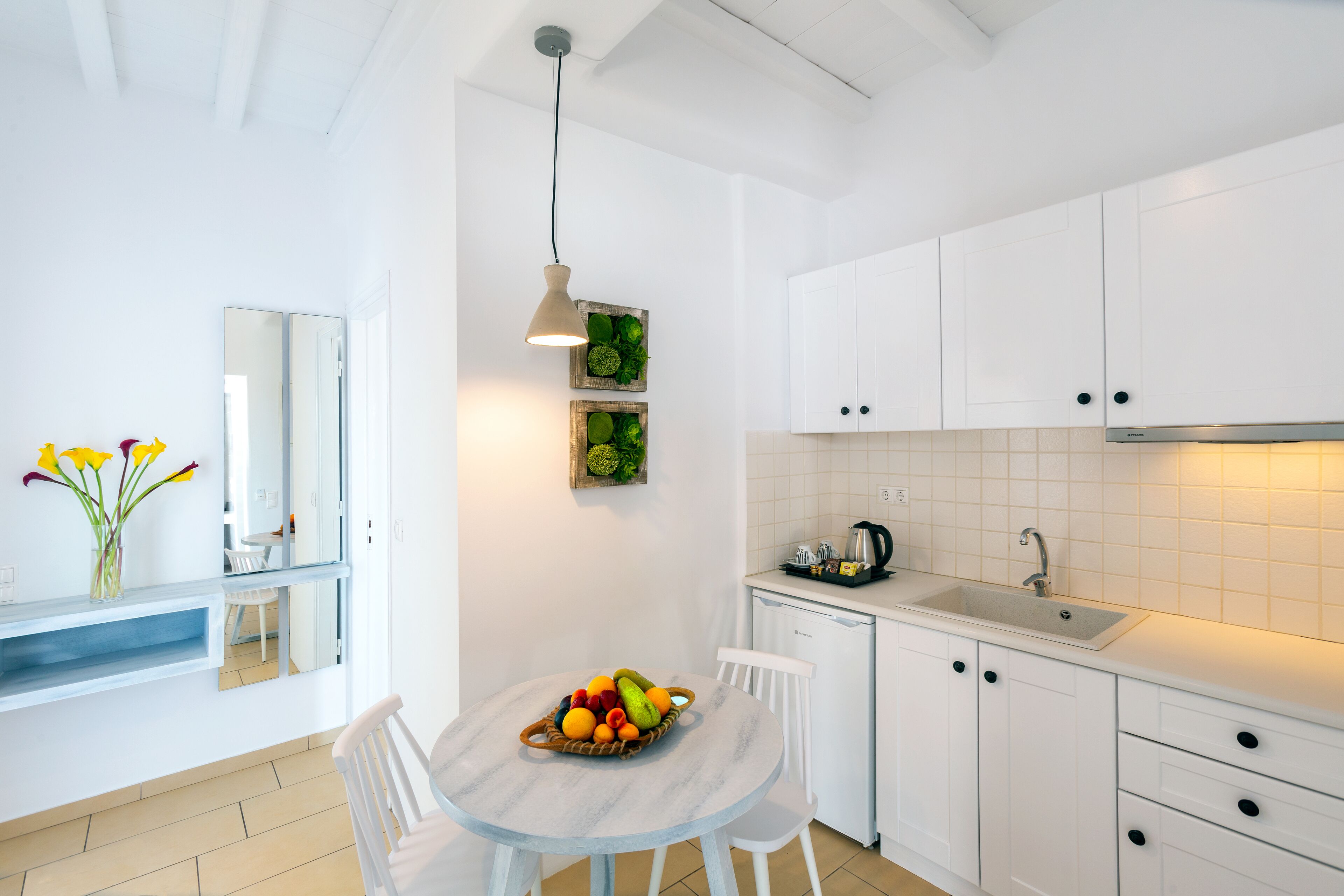 Apartament | Cuina bàsica privada | Cafetera i tetera, frigorífic i bullidora elèctrica 