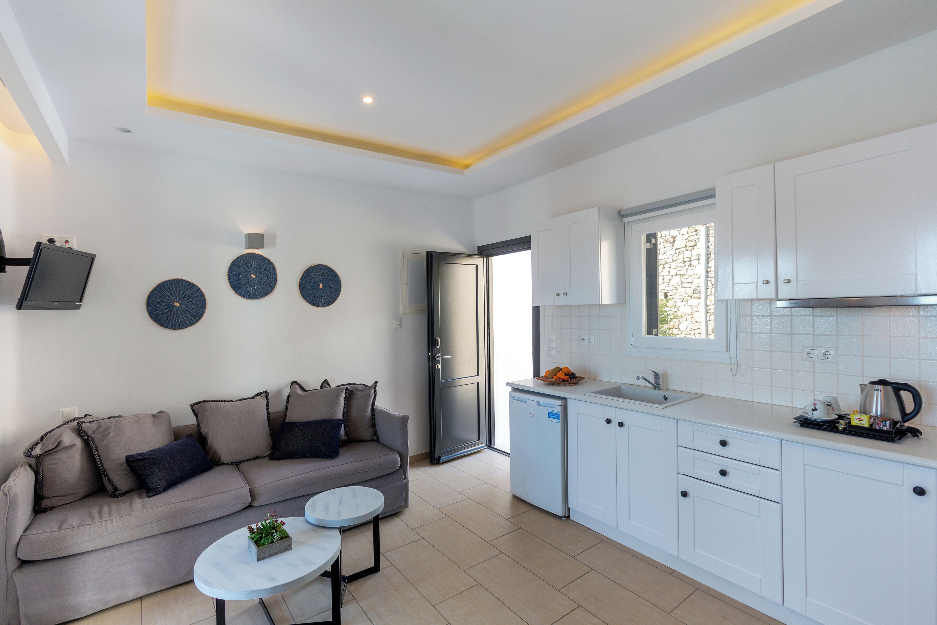 Superior Room with Sea View, Balcony (Outdoor Hot Tub) | Cocina privada | Cafetera y tetera, refrigerador y tetera eléctrica 