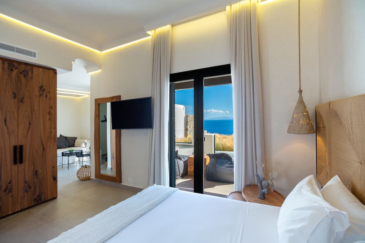 Superior Suite with Backyard Private Pool and Panoramic Sea View | In-room safe, soundproofing, iron/ironing board (on request), free WiFi