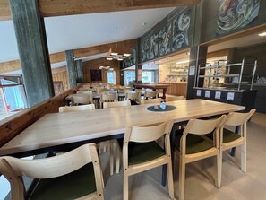 Der serveres frokost og aftensmad