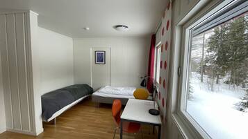 Zweibettzimmer | Allergikerbettwaren, Schreibtisch, Verdunkelungsvorhänge