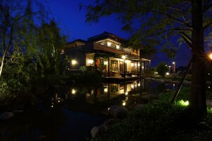Fachada del alojamiento - Noche