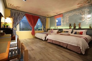 Kamar Quadruple Klasik | Meja kerja, tirai kedap cahaya, setrika/meja setrika, dan Wi-Fi gratis