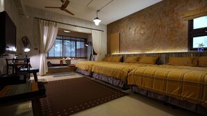 Une chambre à coucher comprenant un lit, un bureau, une chaise, un lampadaire et une fenêtre.