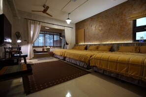 Escritorio, cortinas blackout y tabla de planchar con plancha