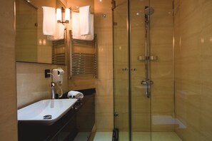 Buồng tắm vòi sen, đồ dùng nhà tắm miễn phí, máy sấy tóc, khăn tắm 