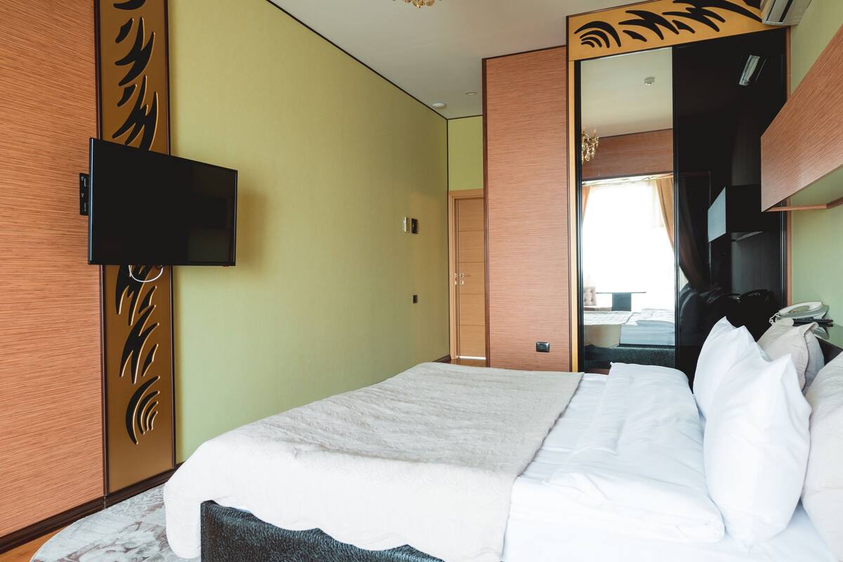 Bộ đồ giường cao cấp, két bảo mật tại phòng, phòng cách âm