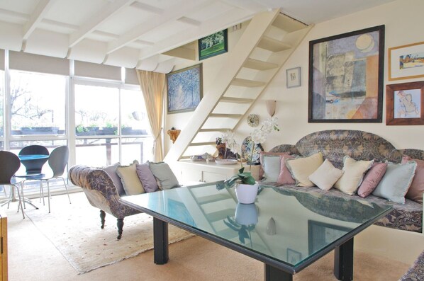 อพาร์ทเมนท์, 2 ห้องนอน | บริเวณนั่งเล่น | ทีวีจอแบน