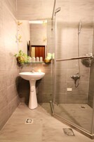 四人房 | 浴室 | 淋浴设施、免费洗浴用品、吹风机、拖鞋