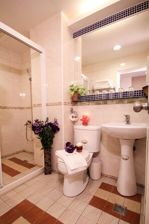 Habitación Signature | Baño | Ducha, artículos de higiene personal gratuitos y secador de pelo