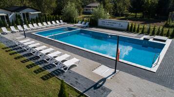 Hồ bơi ngoài trời