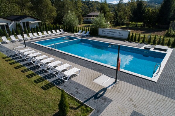 Una piscina al aire libre