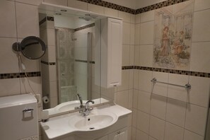 Luxury Apartment, Garden Area | Bathroom | Shower, free toiletries, hair dryer, towels