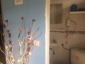 Shower, free toiletries, hair dryer, slippers - Hostel OldTown (Podgorica)