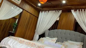 Frigobar, cofres nos quartos, escrivaninha, quartos à prova de som