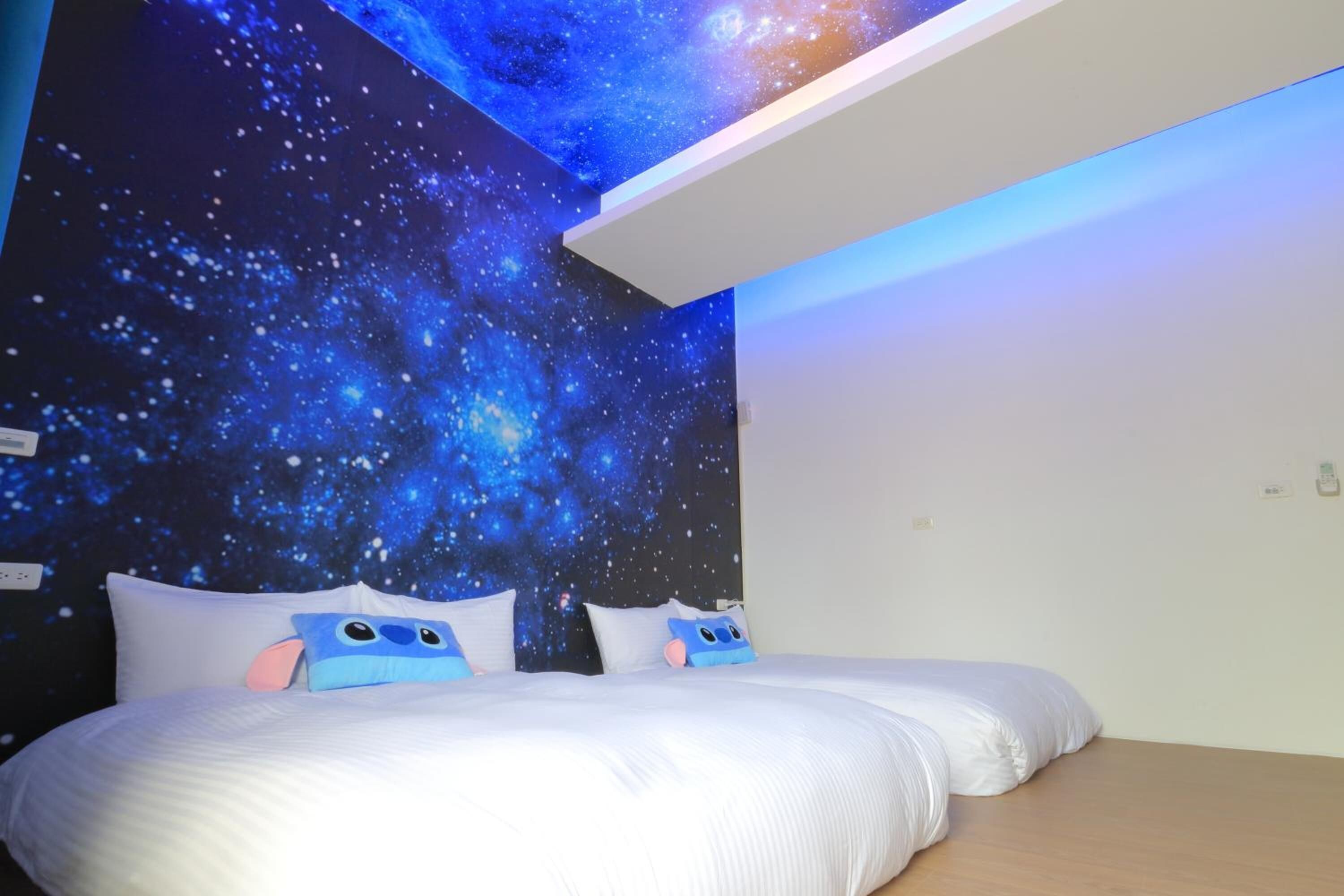 高級寝具、ミニバー、デスク、遮光カーテン