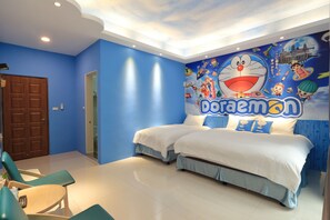 Kamar Triple Keluarga, Beberapa Tempat Tidur | Seprai premium, minibar, meja kerja, dan tirai kedap cahaya