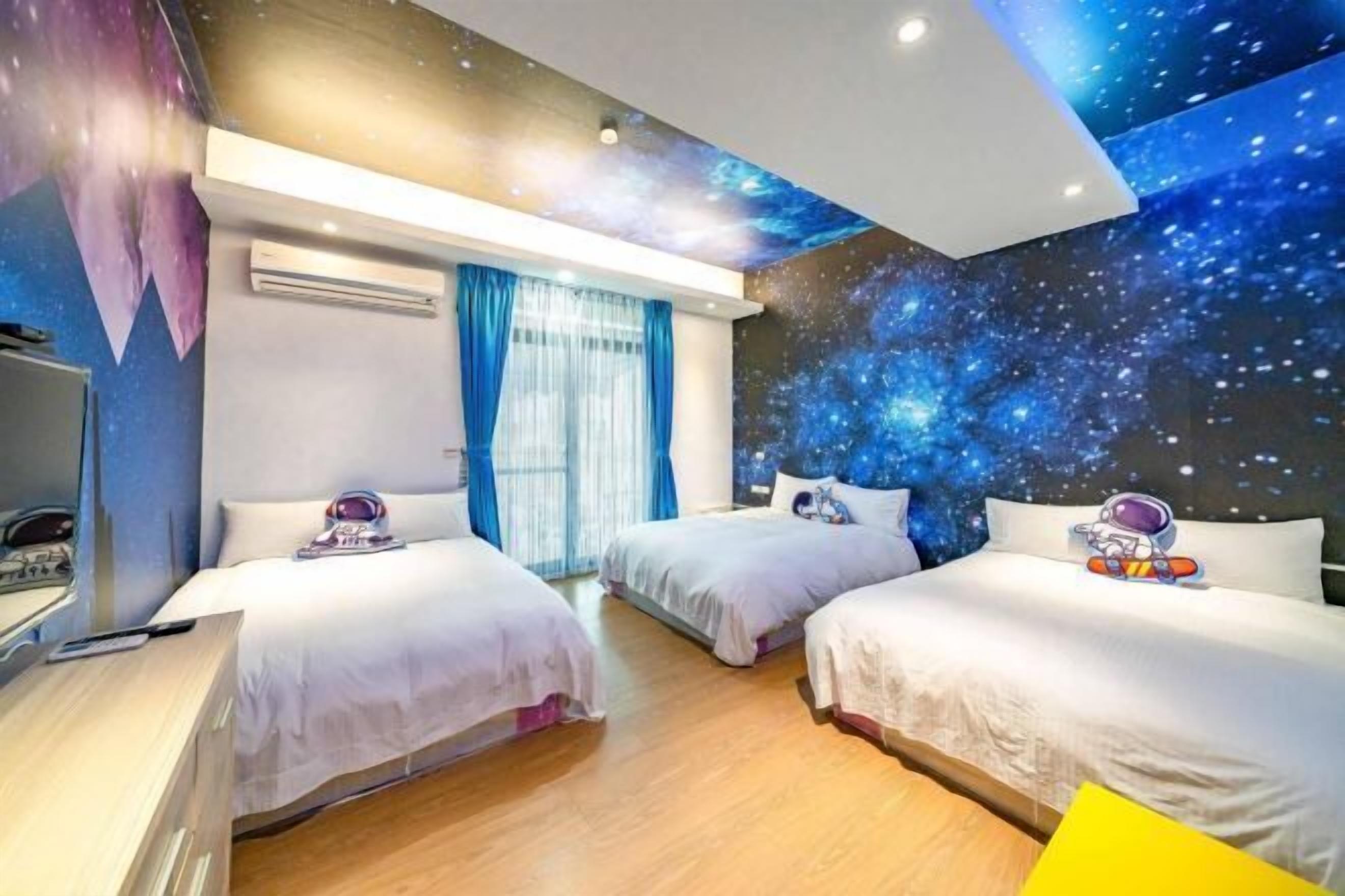 Premium bedding, minibar, desk, blackout curtains