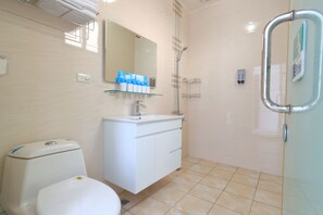 Chambre Standard double | Salle de bain | Douche, articles de toilette (gratuits), séchoir à cheveux, pantoufles