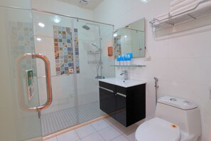 Family Triple Room, Berbilang Katil | Bilik Mandi | Pancuran mandi, kelengkapan dandanan diri percuma, pengering rambut 